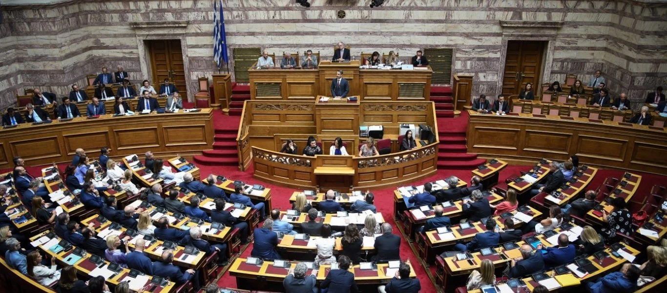 Σε εξέλιξη βρίσκεται η συζήτηση για την τροπολογία στο ποδόσφαιρο - Στη μία ξεκινάει η ονομαστική ψηφοφορία (βίντεο)